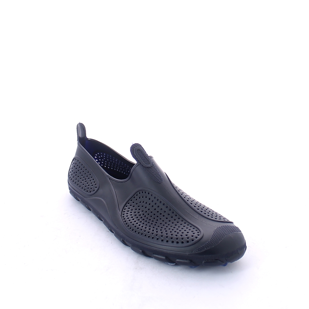 Art. 10.51 Solid coloured nitrilic rubber Surf  Shoe without label